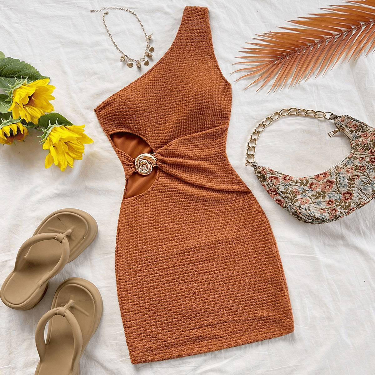 This elegant, off-the-shoulder, openwork metal buckle dress exudes a sophisticated, slimming feel. It's a pure and elegant This elegant, off-the-shoulder, openwork metal buckle dress exudes a sophisticated, slimming feel.