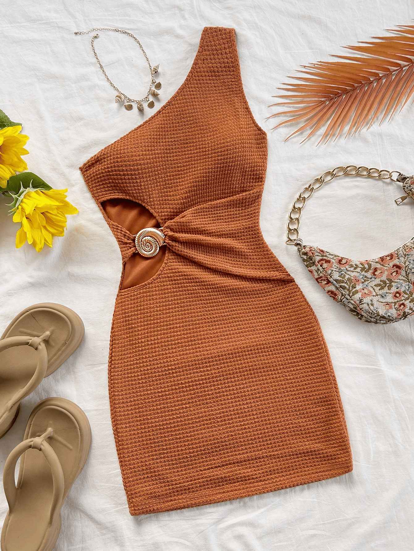 This elegant, off-the-shoulder, openwork metal buckle dress exudes a sophisticated, slimming feel. It's a pure and elegant This elegant, off-the-shoulder, openwork metal buckle dress exudes a sophisticated, slimming feel.