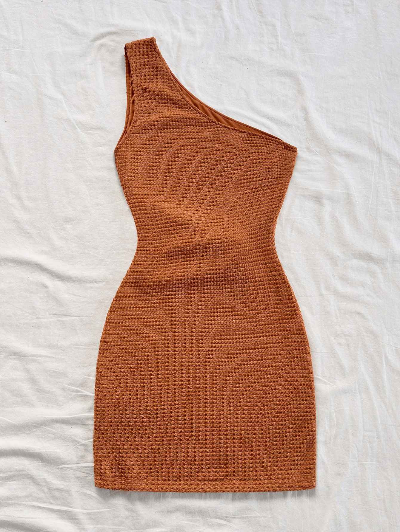 This elegant, off-the-shoulder, openwork metal buckle dress exudes a sophisticated, slimming feel. It's a pure and elegant This elegant, off-the-shoulder, openwork metal buckle dress exudes a sophisticated, slimming feel.