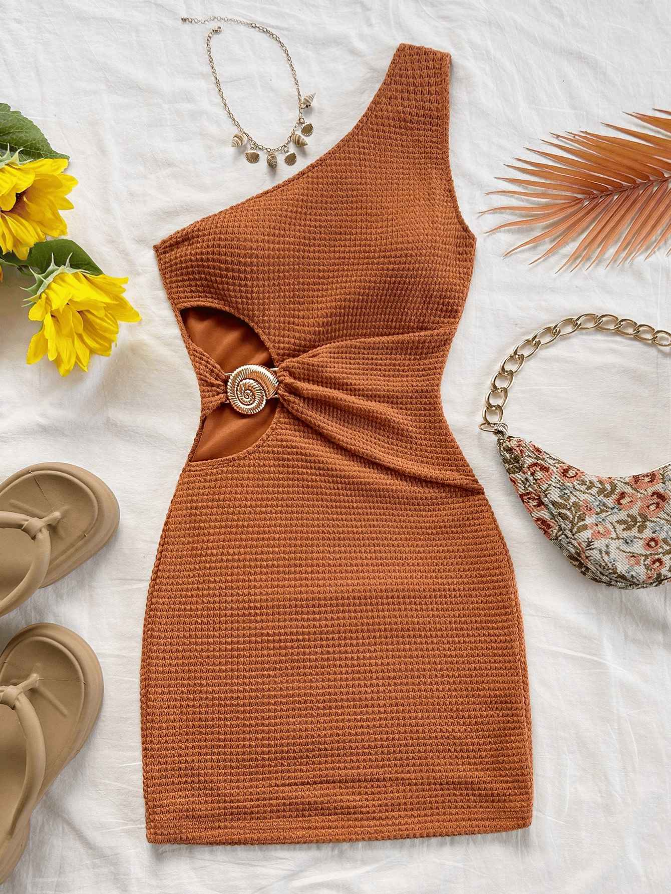 This elegant, off-the-shoulder, openwork metal buckle dress exudes a sophisticated, slimming feel. It's a pure and elegant This elegant, off-the-shoulder, openwork metal buckle dress exudes a sophisticated, slimming feel.