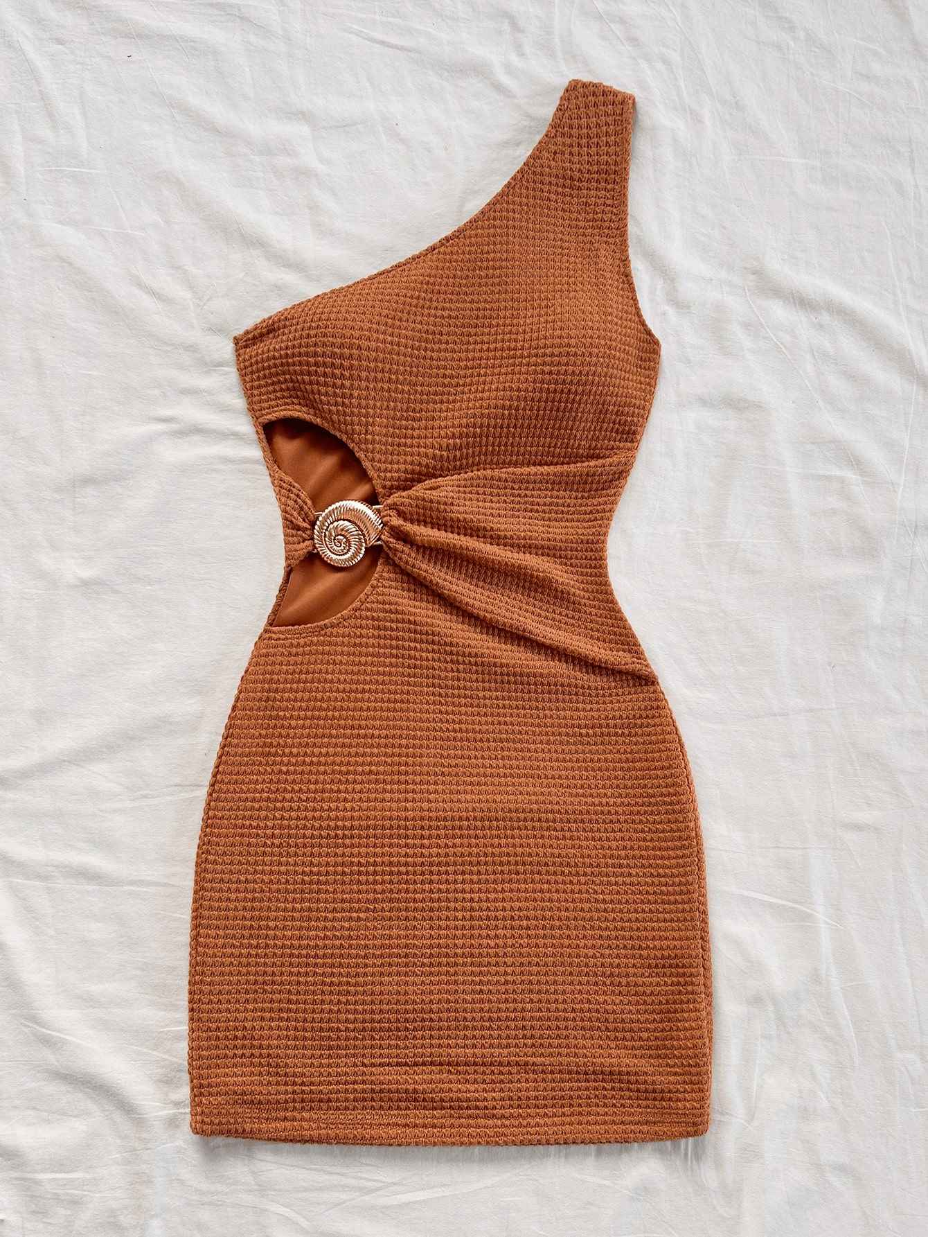This elegant, off-the-shoulder, openwork metal buckle dress exudes a sophisticated, slimming feel. It's a pure and elegant This elegant, off-the-shoulder, openwork metal buckle dress exudes a sophisticated, slimming feel.
