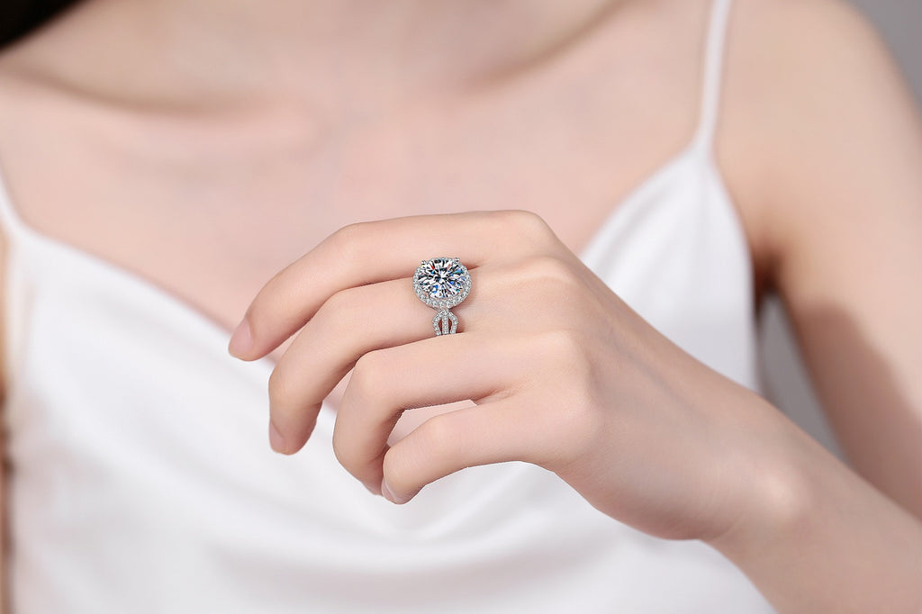 Women's Romantic Moissanite Engagement Ring