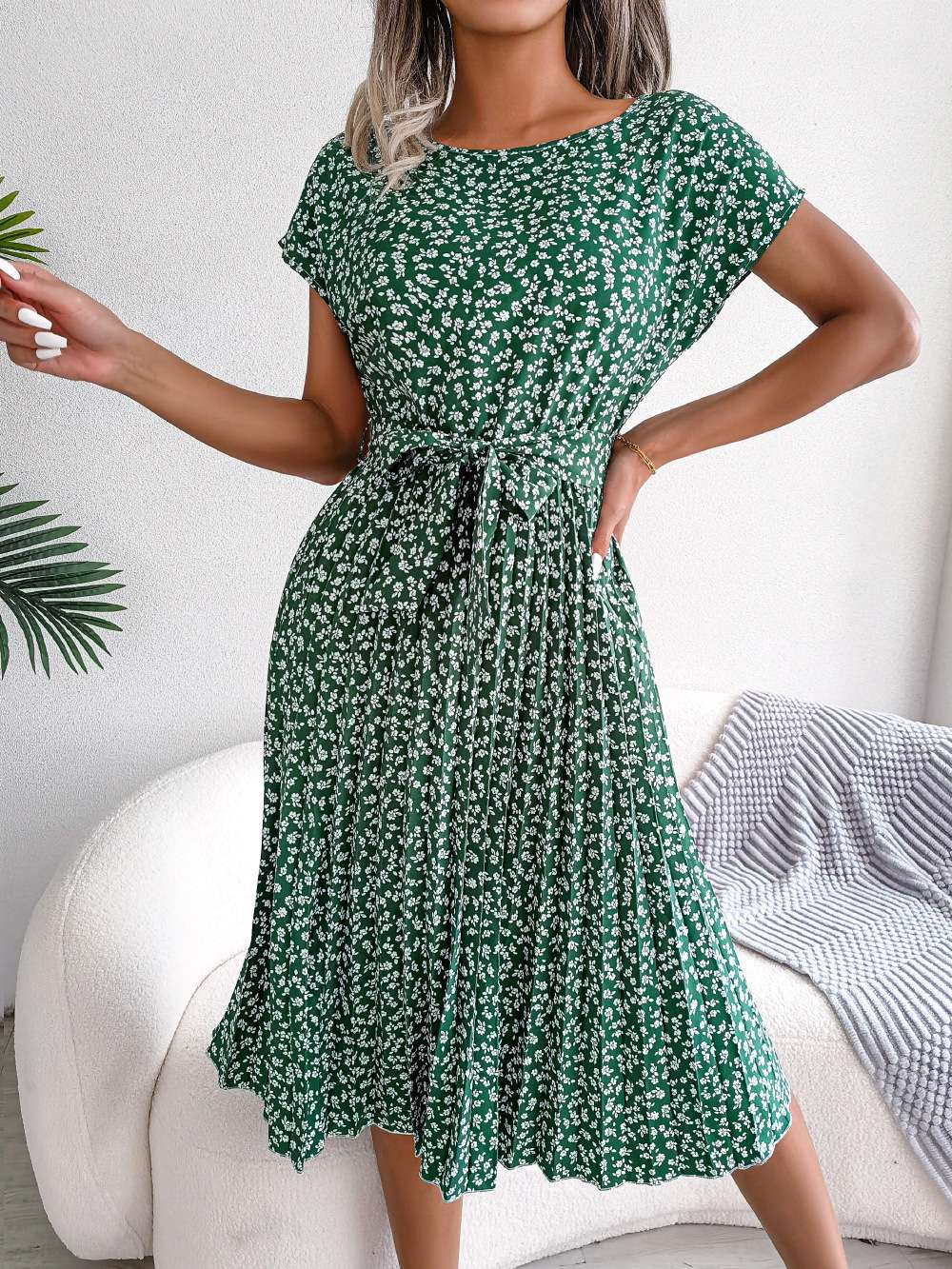 Women's short sleeve pleated long dress, high waist, chic, floral design, fashion, spring and summer Women's short sleeve pleated long dress, high waist, chic, floral design, fashion, spring and summer