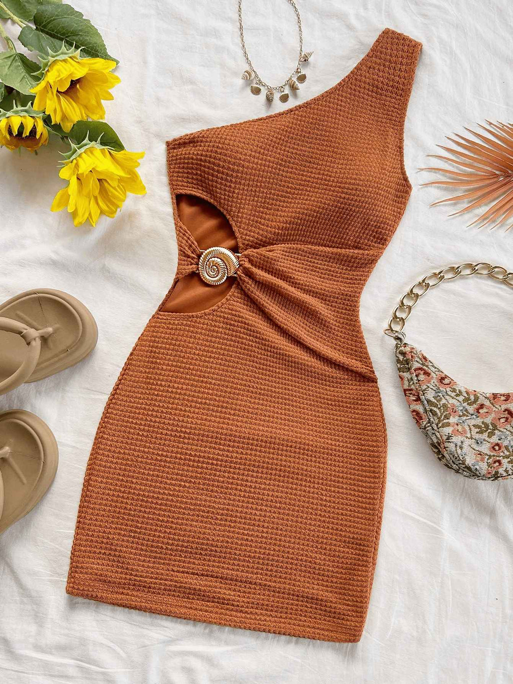 This elegant, off-the-shoulder, openwork metal buckle dress exudes a sophisticated, slimming feel. It's a pure and elegant This elegant, off-the-shoulder, openwork metal buckle dress exudes a sophisticated, slimming feel.