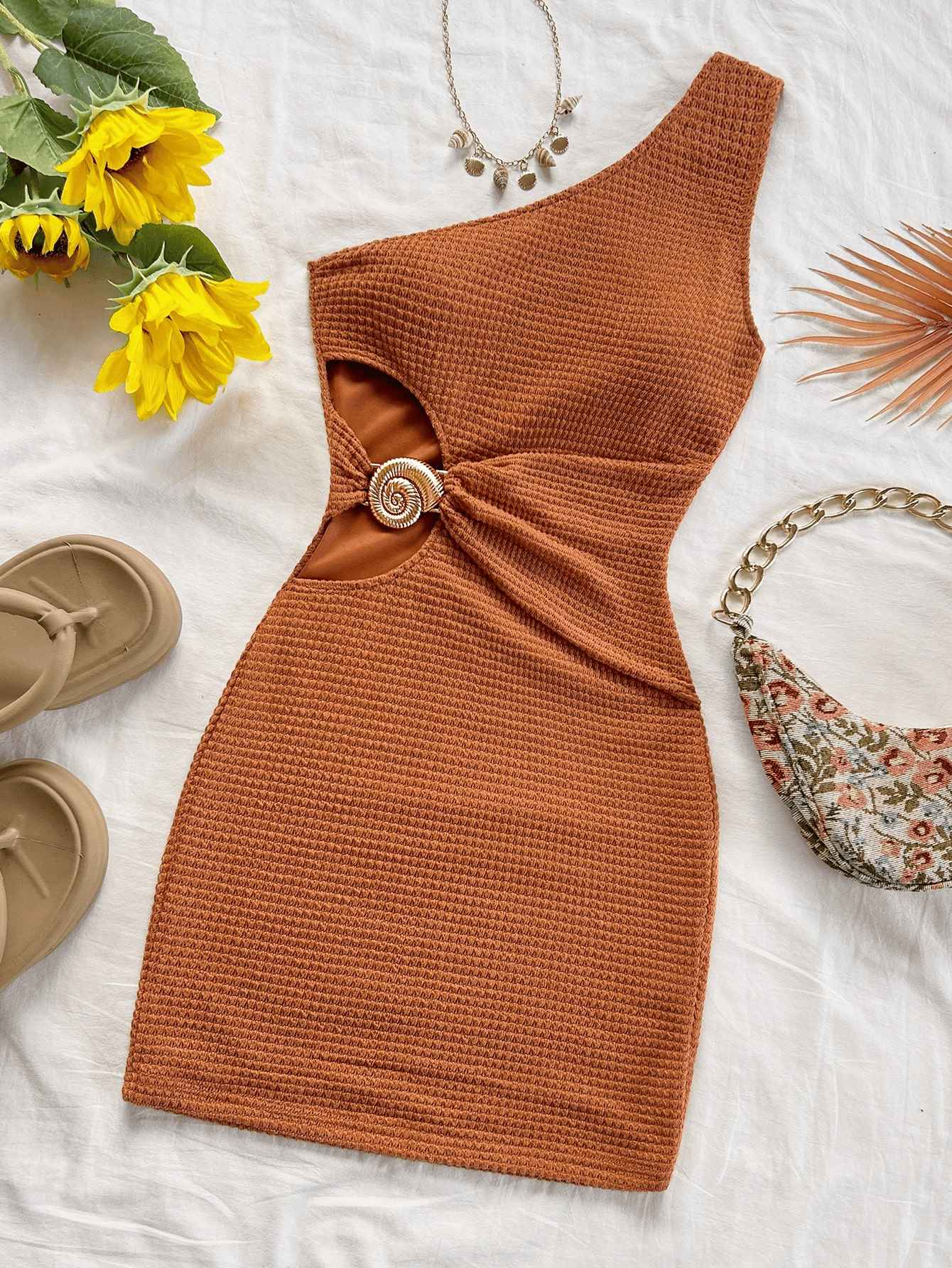 This elegant, off-the-shoulder, openwork metal buckle dress exudes a sophisticated, slimming feel. It's a pure and elegant This elegant, off-the-shoulder, openwork metal buckle dress exudes a sophisticated, slimming feel.