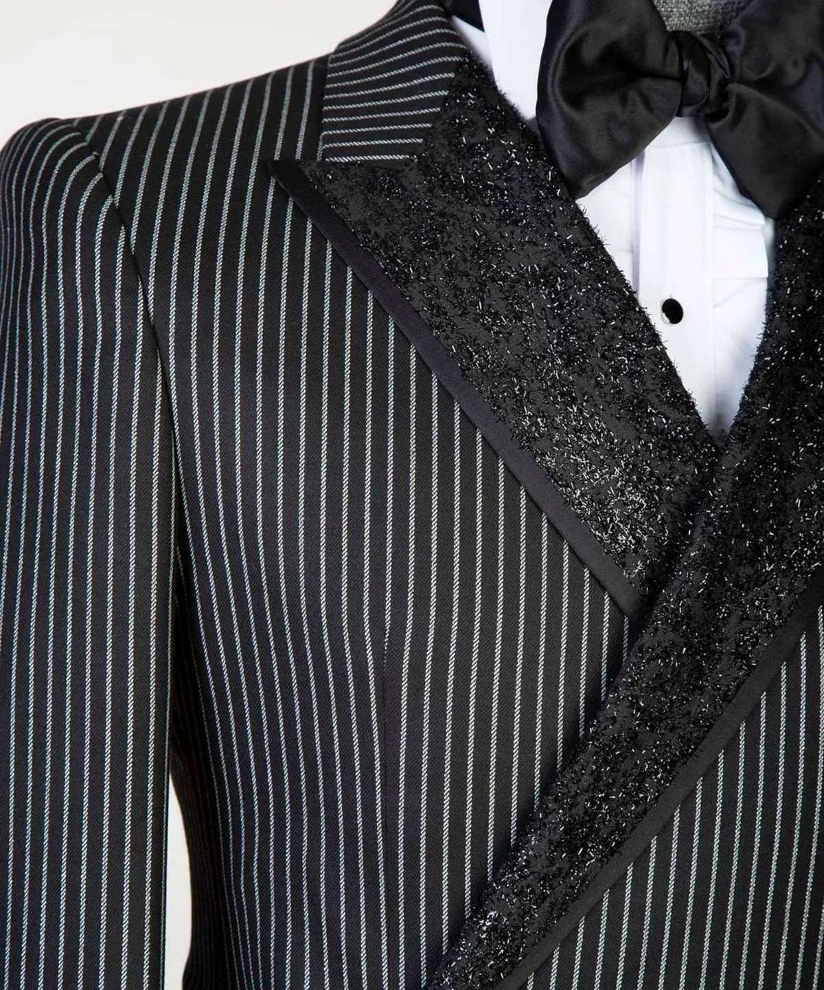 Stripes men's suits 2 pieces peak shiny lapel blazer custom suits formal wedding groom tuxedo party show men's prom suits Stripes men's suits 2 pieces peak shiny lapel blazer custom suits formal wedding groom tuxedo party show men's prom suits