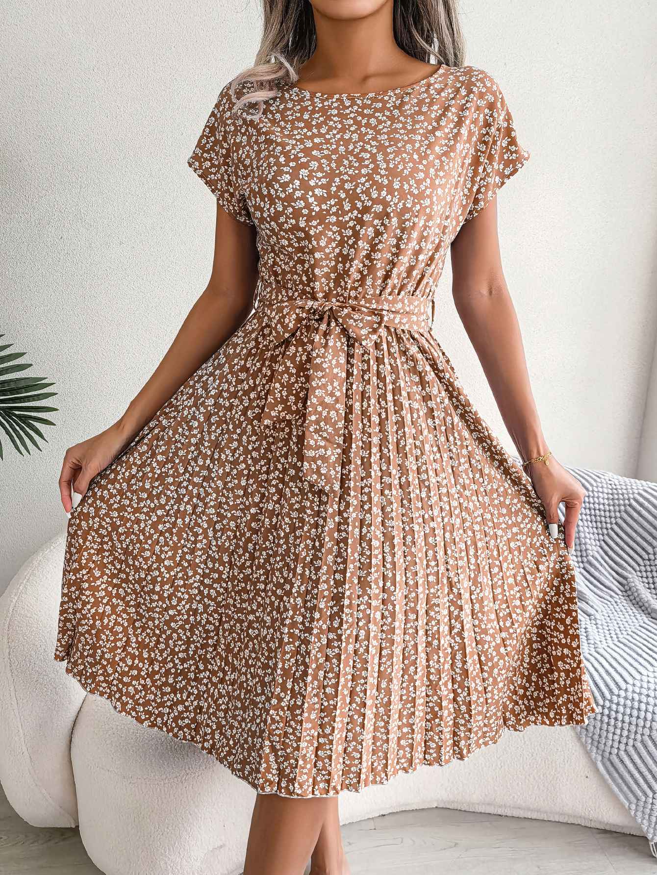 Women's short sleeve pleated long dress, high waist, chic, floral design, fashion, spring and summer Women's short sleeve pleated long dress, high waist, chic, floral design, fashion, spring and summer