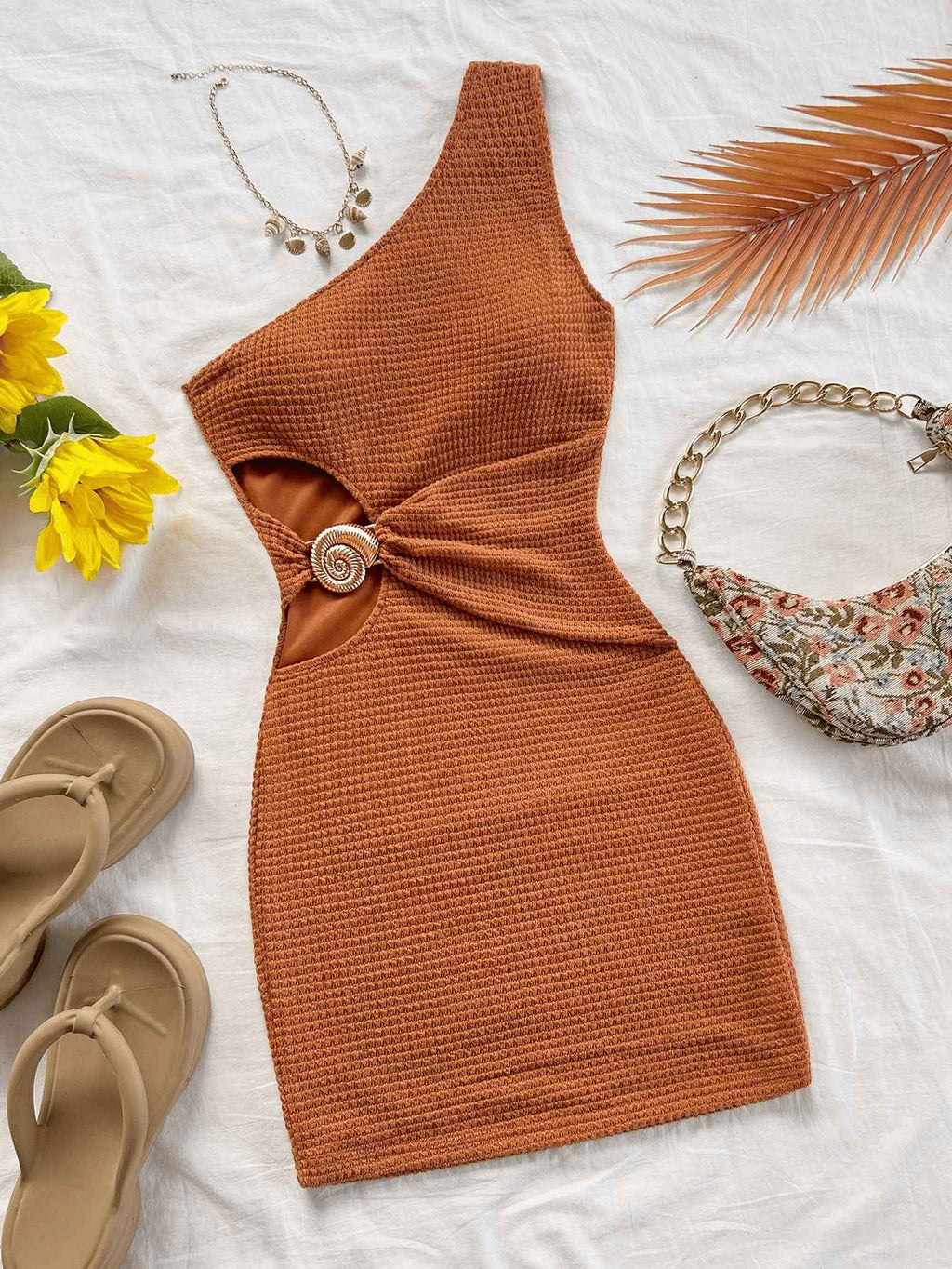 This elegant, off-the-shoulder, openwork metal buckle dress exudes a sophisticated, slimming feel. It's a pure and elegant This elegant, off-the-shoulder, openwork metal buckle dress exudes a sophisticated, slimming feel.