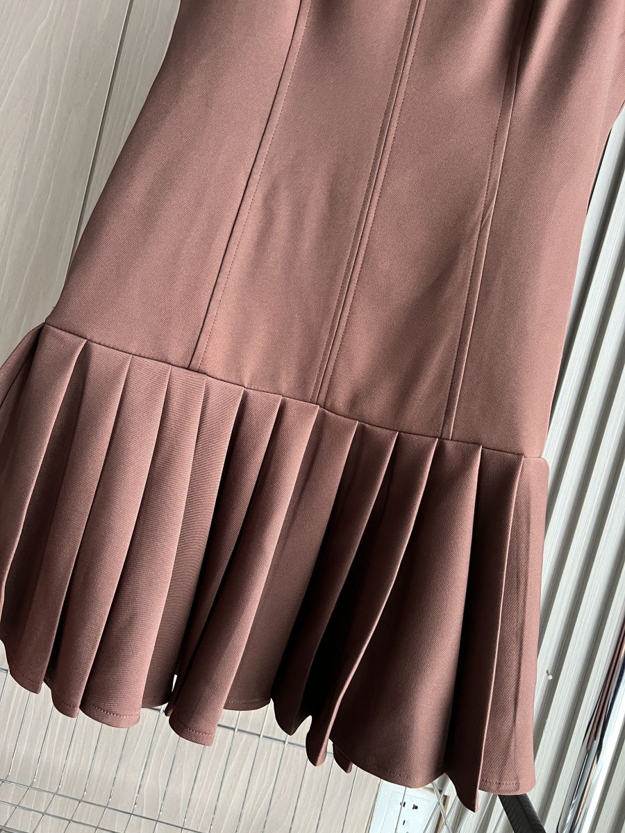 Traf2024 new product 3D cut out mini dress, pleated skirt design, brown sleeveless round neck short dress for womenTraf2024 new product 3D cut out mini dress, pleated skirt design, brown sleeveless round neck short dress for women